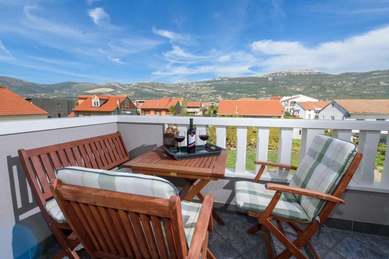 Apartments Lovric With Sea View Kastela Bagian luar foto
